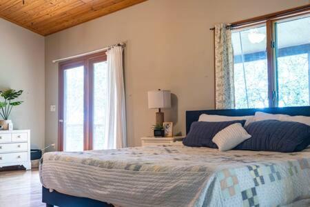 Cozy 2 Bedroom Cabin Nestled In Wooded Hideaway Monterey Exteriör bild