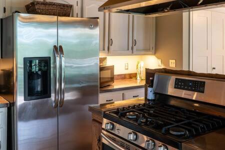 Cozy 2 Bedroom Cabin Nestled In Wooded Hideaway Monterey Exteriör bild
