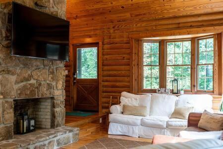 Cozy 2 Bedroom Cabin Nestled In Wooded Hideaway Monterey Exteriör bild