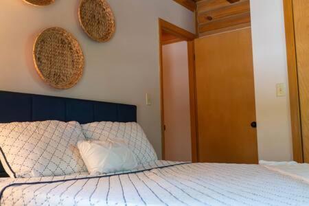 Cozy 2 Bedroom Cabin Nestled In Wooded Hideaway Monterey Exteriör bild